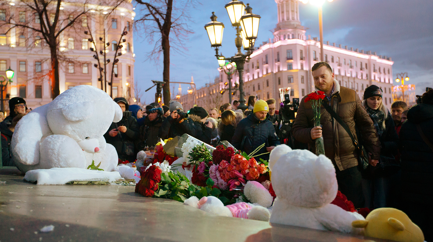 Кровь на снегу на Пушкинской площади