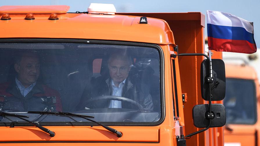 Президент России Владимир Путин за&nbsp;рулем &laquo;КамАЗа&raquo; во время церемонии открытия моста через&nbsp;Керченский пролив, 15 мая 2018 года