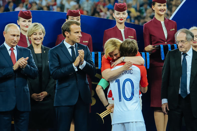 Президент Хорватии Колинда Грабар-Китарович и лучший игрок чемпионата мира по футболу 2018 года Лука Модрич на церемонии награждения победителей чемпионата мира по футболу FIFA 2018 года на стадионе «Лужники», 15 июля 2018 года
