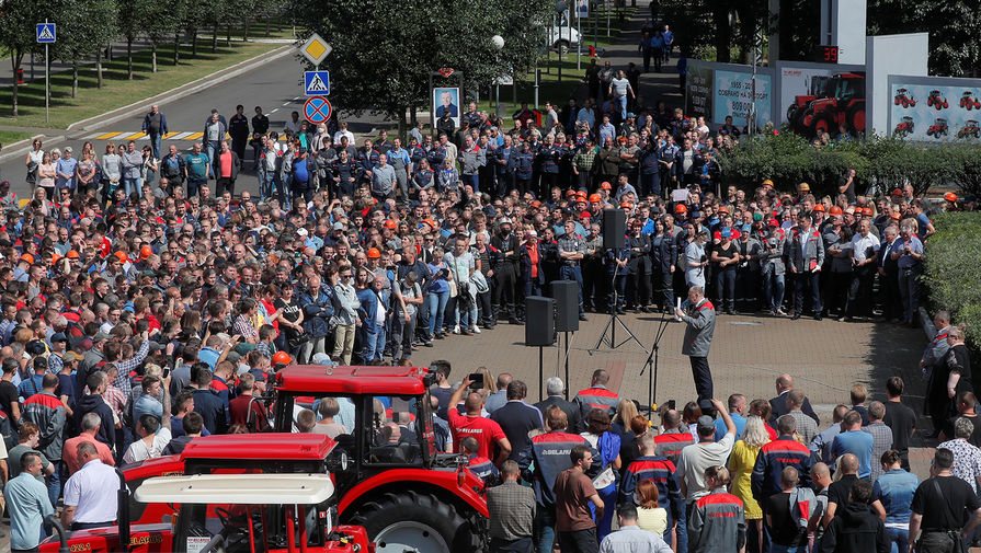 Участники демонстрации около Минского тракторного завода, 14 августа 2020 года