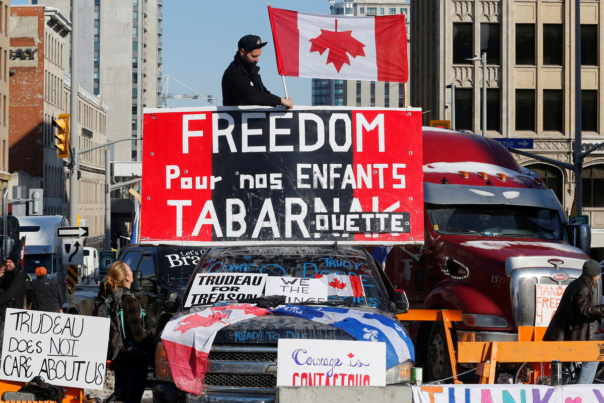 Во время протестов против COVID-ограничений в Оттаве, Канада, 7 февраля 2022 года