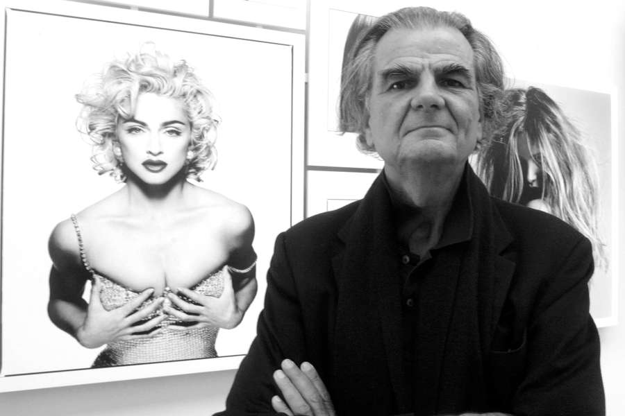 Фотограф Патрик Демаршелье (21 августа 1943 &mdash; 31&nbsp;марта 2022) на&nbsp;фоне портрета Мадонны, который он сделал в&nbsp;1990 году 