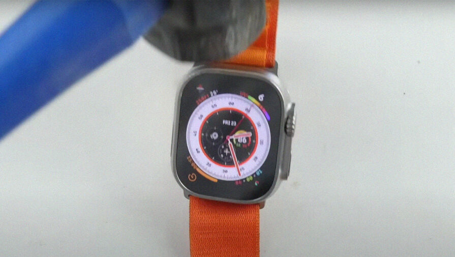 Блогер проверил прочность Apple Watch при помощи молотка и банки с гвоздями