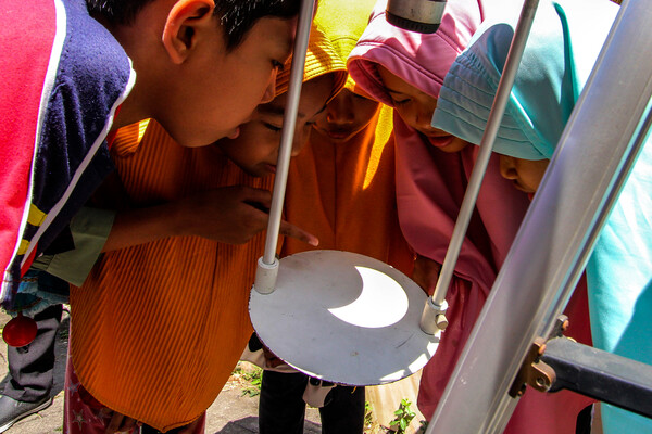 Дети наблюдают за&nbsp;солнечным затмением в&nbsp;Джокьякарте, Индонезия, 20&nbsp;апреля 2023&nbsp;года