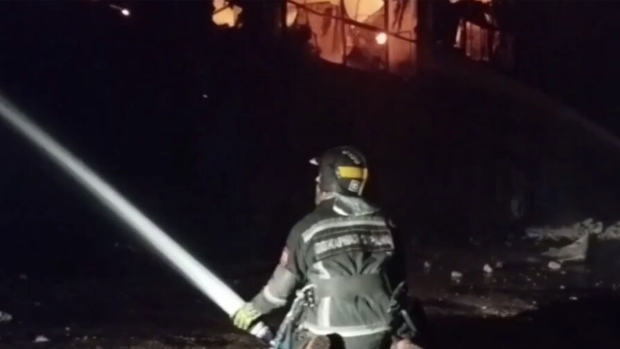 Пожарный пострадал из-за возгорания на востоке Москвы