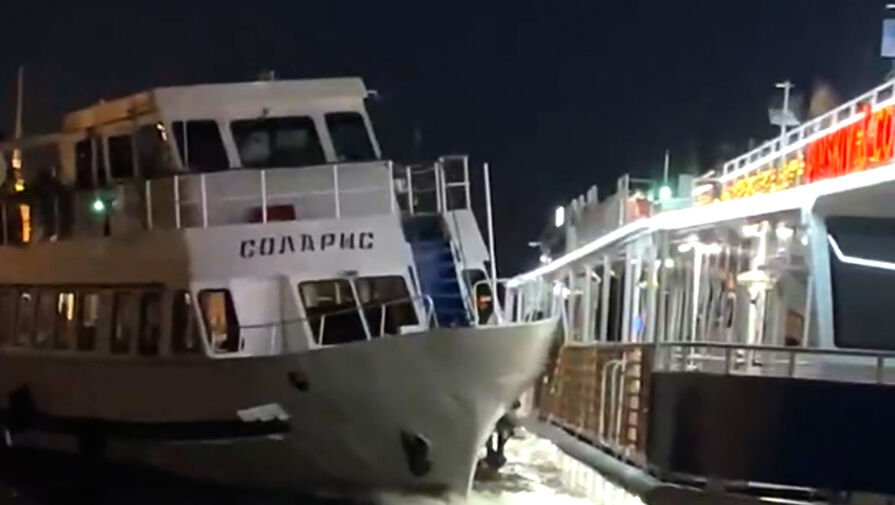 Два корабля столкнулись под мостом в Петербурге