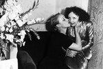 Актриса и певица Марлен Дитрих (слева) целует певицу Эдит Пиаф после выступления в&nbsp;театре «Плейхаус», 31&nbsp;октября 1947&nbsp;года