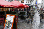 Солдаты бельгийской армии на одной из улиц в центре Брюсселя