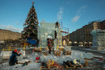 Участники фестиваля «Ледовая Москва. В кругу семьи» строят изо льда в парке Победы Триумфальную арку