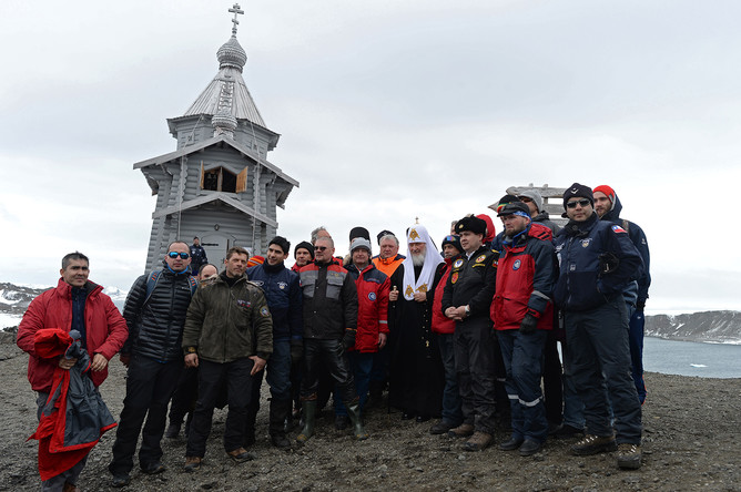 Патриарх Московский и всея Руси Кирилл (в центре) фотографируется с участниками экспедиции во время визита на российскую полярную станцию «Беллинсгаузен» на острове Ватерлоо в Антарктиде