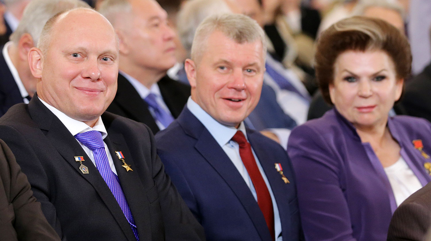 Космонавт-испытатель отряда федерального государственного бюджетного учреждения «Научно-исследовательский испытательный центр подготовки космонавтов имени Ю.А. Гагарина» Олег Артемьев, космонавт Олег Новицкий и космонавт, заместитель председателя комитета Госдумы РФ по международным делам Валентина Терешкова (слева направо) на церемонии вручения государственных премий РФ в области науки и технологий, литературы, искусства и гуманитарной деятельности за 2015 год в Кремле