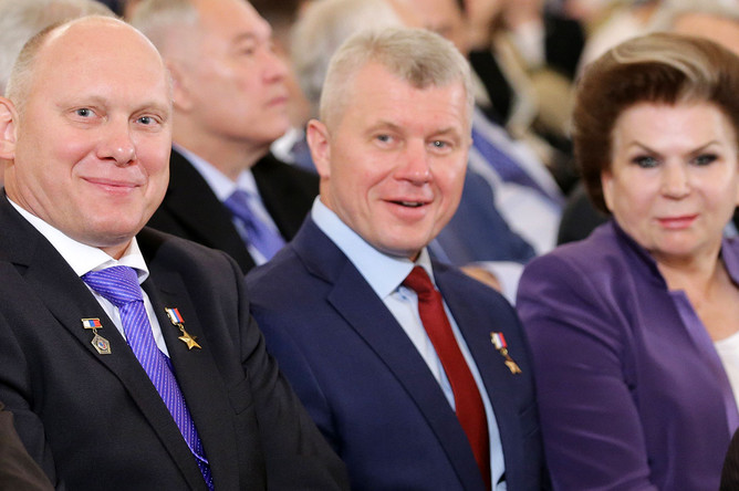 Космонавт-испытатель отряда федерального государственного бюджетного учреждения «Научно-исследовательский испытательный центр подготовки космонавтов имени Ю.А. Гагарина» Олег Артемьев, космонавт Олег Новицкий и космонавт, заместитель председателя комитета Госдумы РФ по международным делам Валентина Терешкова (слева направо) на церемонии вручения государственных премий РФ в области науки и технологий, литературы, искусства и гуманитарной деятельности за 2015 год в Кремле