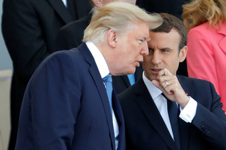 Президент США Дональд Трамп и президент Франции Эммануэль Макрон во время парада по случаю Дня взятия Бастилии в Париже, 14 июля 2017 года