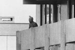 Один из террористов на балконе одного из зданий олимпийской деревни в Мюнхене во время захвата израильской команды в заложники, 5 сентября 1972 года