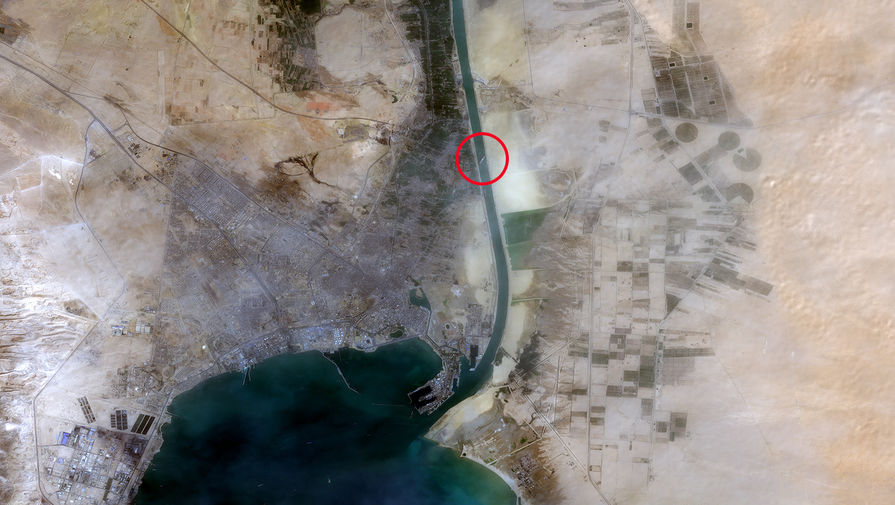 Спутниковый снимок Суэцкого канала, где на мель сел контейнеровоз Ever Given, 25 марта 2021 года