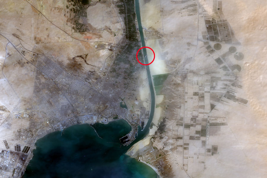 Спутниковый снимок Суэцкого канала, где на&nbsp;мель сел контейнеровоз Ever Given, 25 марта 2021 года