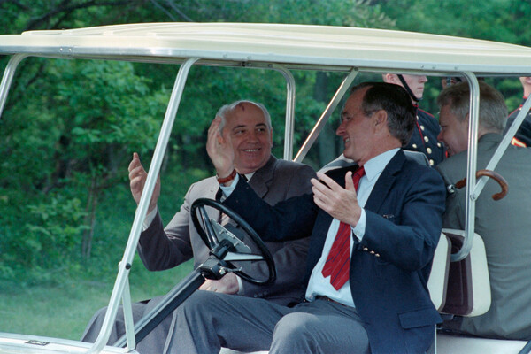 Президент Джордж Буш и президент СССР Михаил Горбачев на&nbsp;поле для&nbsp;гольфа в&nbsp;Кэмп-Дэвиде, штат Мэриленд, 1990&nbsp;год
