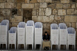Молящаяся у Стены Плача в Старом городе Иерусалима, 19 апреля 2024 года