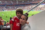 Телеведущая Юлия Барановская с сыном во время матча между сборными России и Испании в Москве, 3 июля 2018 года