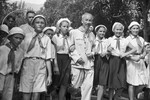 Президент Демократической Республики Вьетнам Хо Ши Мин с детьми в лагере «Артек», 1957 год