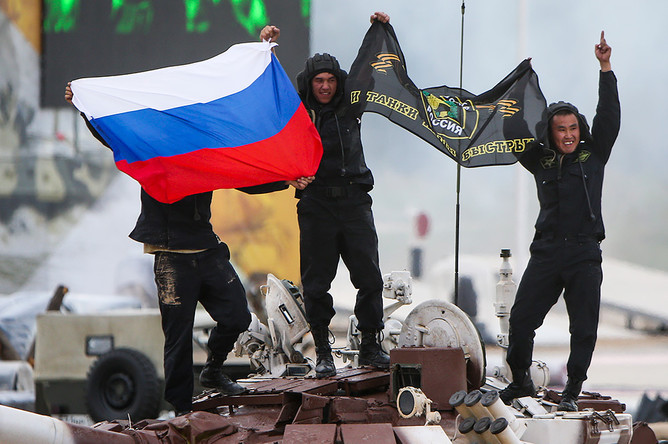 Российский экипаж на финише соревнований «Танковый биатлон» в рамках Армейских международных игр – 2015 на полигоне Алабино