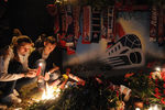 Жители Ярославля у стадиона «Арена-2000» возлагают цветы и зажигают свечи в память о погибших хоккеистах «Локомотива»,
7 сентября 2011 года