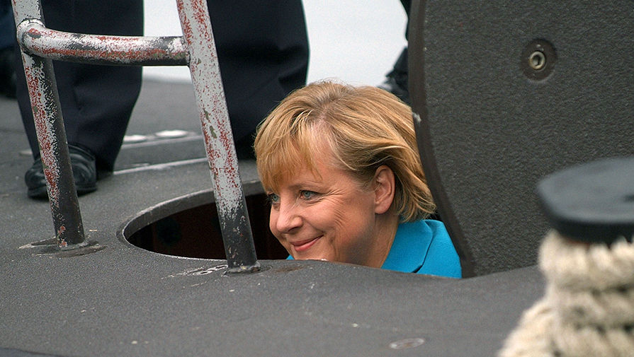 Ангела Меркель во время посещения подводной лодки проекта 212А на базе ВМС ФРГ на Балтийском море, 31 августа 2006 года