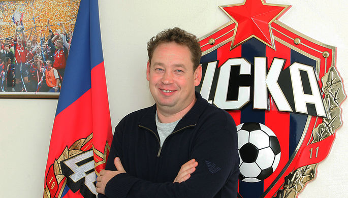Главный тренер ЦСКА Леонид Слуцкий в офисе команды после подписания контракта с армейцами в 2009...
