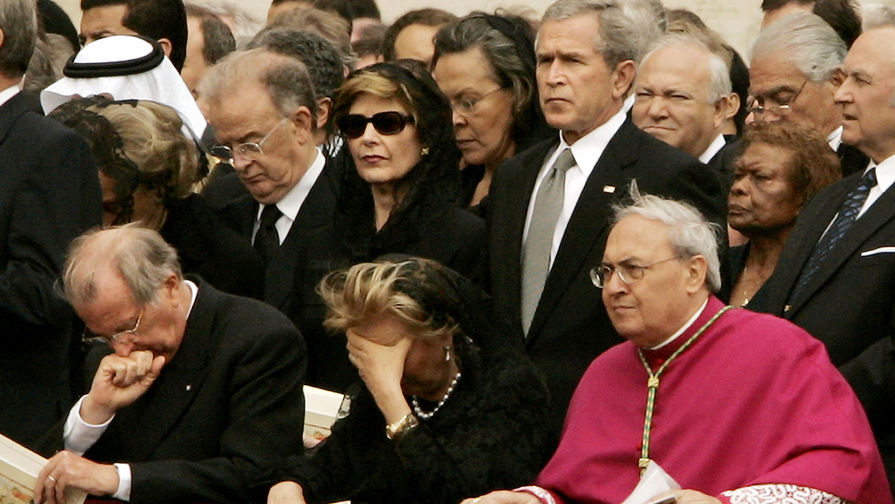 Король Бельгии Альберт II с королевой Паолой и президент США Джордж Буш с супругой Лорой во время похорон папы Римского Иоанна Павла II в Ватикане, 2005 год