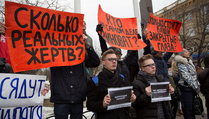 Во время акции в память о погибших при пожаре в ТЦ «Зимняя вишня» в Кемерово, 27 марта...