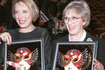 Актрисы Инна Чурикова и Алиса Фрейндлих на церемонии награждения Российской Национальной премией «Золотая маска», 2001 год 