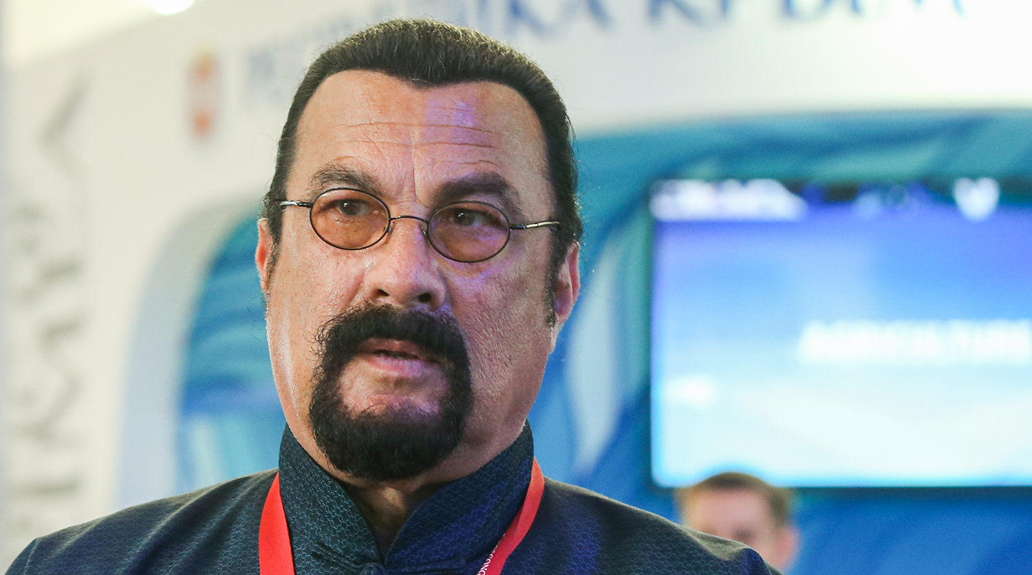 Американский актер и спецпредставитель МИД России по гуманитарным связям России и США Стивен Сигал во время Петербургского международного экономического форума (ПМЭФ) в Санкт-Петербурге, 6 июня 2019 года