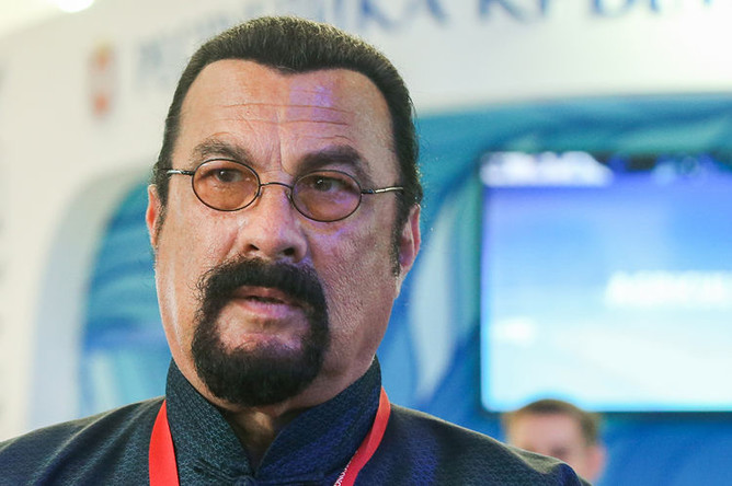 Американский актер и спецпредставитель МИД России по гуманитарным связям России и США Стивен Сигал во время Петербургского международного экономического форума (ПМЭФ) в Санкт-Петербурге, 6 июня 2019 года