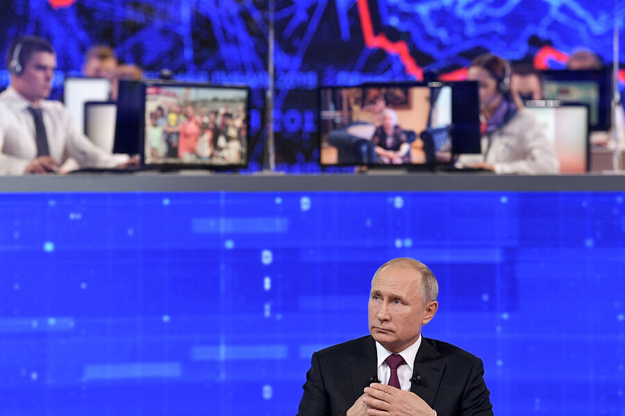 Во время ежегодной специальной программы «Прямая линия с Владимиром Путиным» в Гостином дворе, 20 июня 2019 года