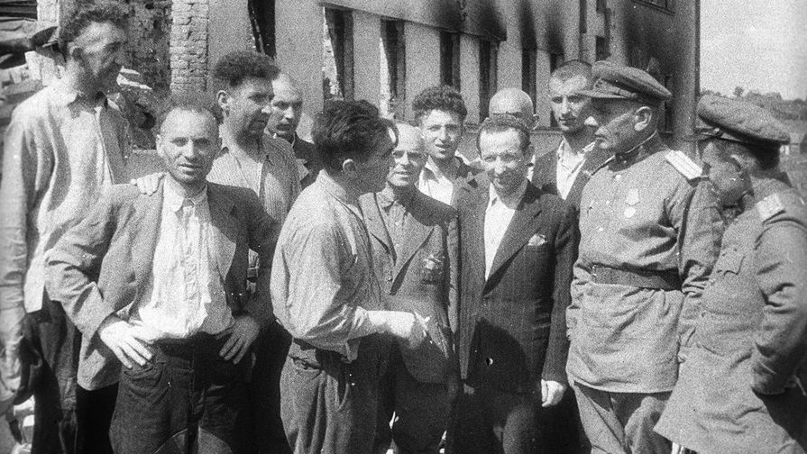 Выжившие узники еврейского гетто в Каунасе, август 1944 года