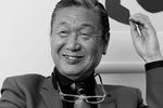 <b>Кансай Ямамото (8 февраля 1944 – 21 июля 2020)</b>. Японский модельер. один из самых успешных дизайнеров 70-х и 80-х, прославившийся как автор авангардных сценических костюмов Дэвида Боуи