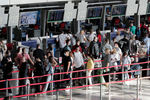 Пассажиры в международном аэропорту Шереметьево в первый день возобновления авиасообщение с турецкими курортными городами Антальей, Бодрумом и Даламаном, 10 августа 2020 года 