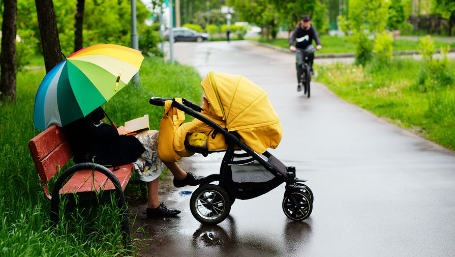 В Смоленске коляску с годовалым ребенком снесло ураганом