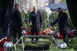 Во время похорон лидера ЛДПР Владимира Жириновского на Новодевичьем кладбище в Москве, 8 апреля 2020 года 