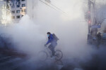 Велосипедист во время утреннего часа пик в Пекине, 22 декабря 2023 года