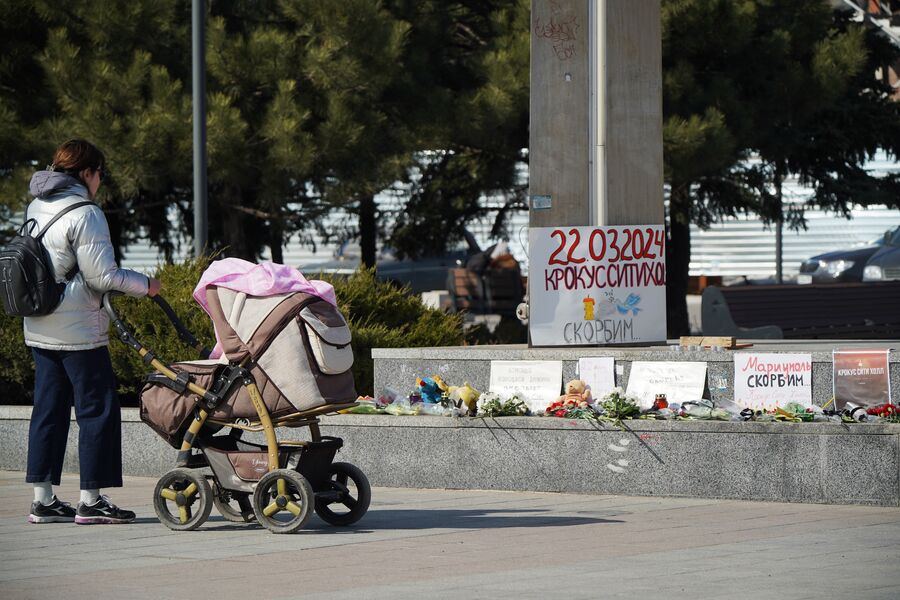 Мемориал в&nbsp;память о&nbsp;жертвах теракта в&nbsp;подмосковном &laquo;Крокус Сити Холле&raquo; в&nbsp;Мариуполе, 23&nbsp;марта 2024&nbsp;года