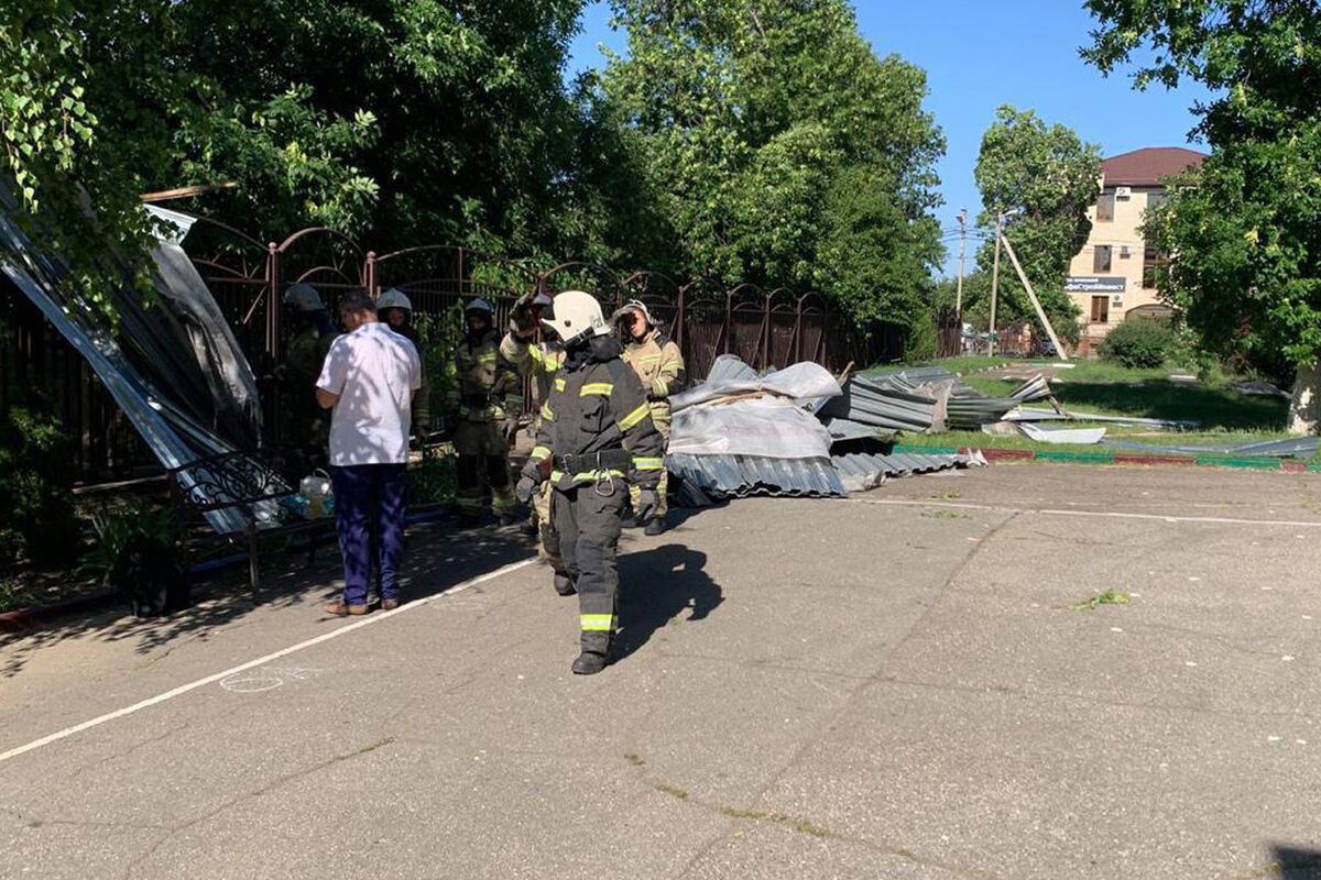 Крышу школы сорвало в Краснодаре во время последнего звонка, пострадали 12  детей - Газета.Ru | Новости