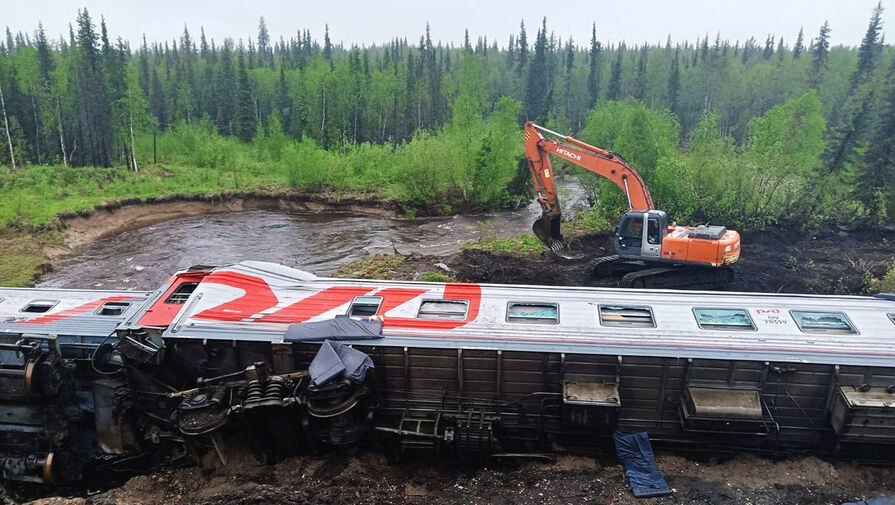 Одна пассажирка поезда, сошедшего с рельсов в Коми, остается в больнице