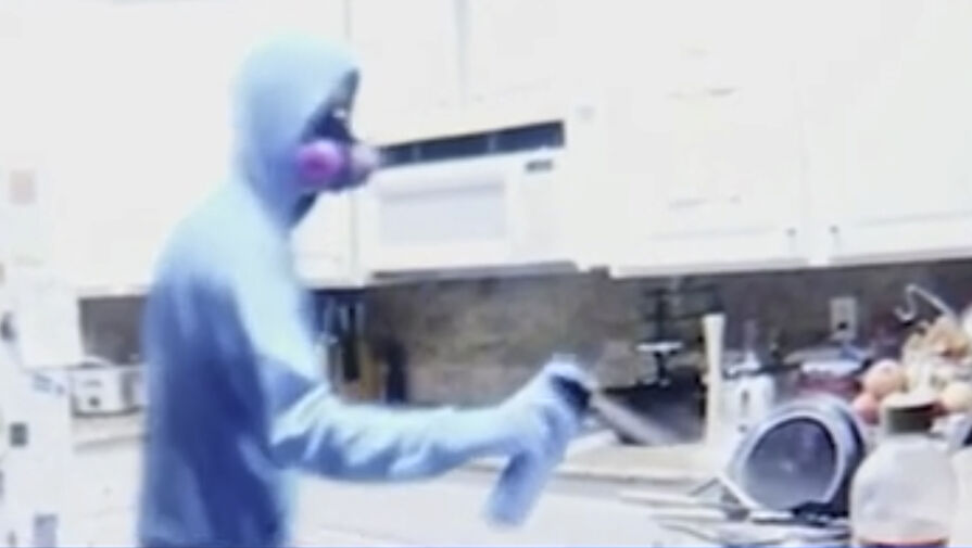 Мужчина отравил соседей, залив еду спреем от насекомых