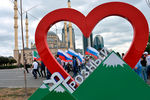 Участники праздничного шествия, посвященного Дню российского флага, в Грозном