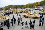 Участники 10-й международной выставки Russia Arms Expo рассматривают представленные образцы военной техники