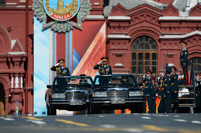 Главнокомандующий сухопутными войсками Министерства обороны РФ генерал-полковник Олег Салюков и министр обороны РФ, генерал армии Сергей Шойгу (слева направо) во время военного парада на Красной площади в честь 71-й годовщины Победы в Великой Отечественной войне 1941-1945 годов