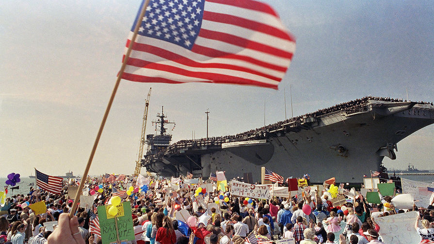 Встреча авианосца USS John F. Kennedy на базе Норфолк после возвращения из похода в рамках операции «Буря в пустыне», 1991 год