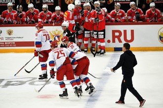 Игроки сборной России Вячеслав Войнов, Михаил Григоренко и Владимир Ткачев (справа налево) в матче первого этапа Еврохоккейтура сезона 2017/18 «Кубок Карьяла» между сборными командами Швейцарии и России.