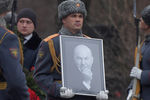 Военнослужащие роты почетного караула во время похорон бывшего мэра Москвы Юрия Лужкова на Новодевичьем кладбище, 12 декабря 2019 года